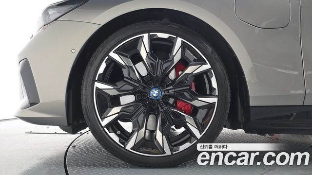 BMW 5-Series G60 550e xDrive M Sport Pro - фото 3