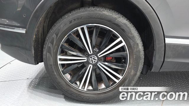 Volkswagen Tiguan 2-го поколения 2.0 TDI Premium - фото 4