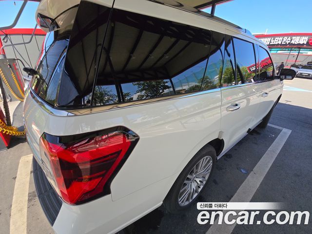 Ford Expedition Platinum 4WD 7Seater - фото 1