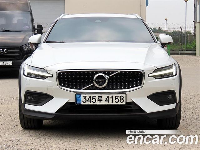 Volvo V60 Cross Country 2-го поколения B5 Pro AWD - фото 0