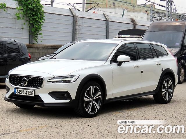 Volvo V60 Cross Country 2-го поколения B5 Pro AWD - фото 1
