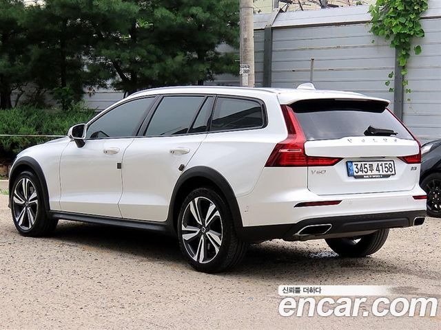 Volvo V60 Cross Country 2-го поколения B5 Pro AWD - фото 2