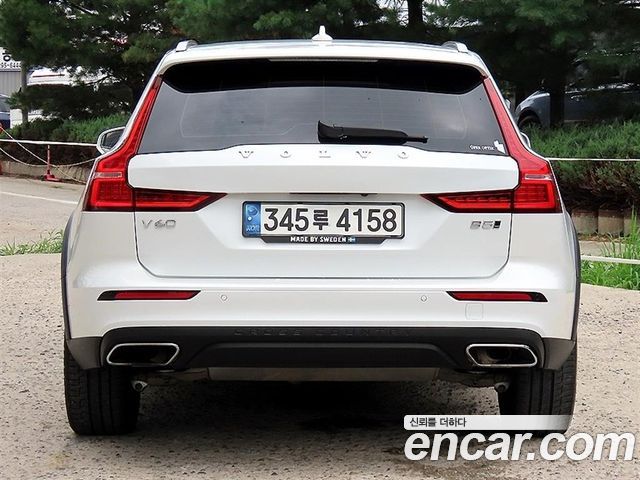 Volvo V60 Cross Country 2-го поколения B5 Pro AWD - фото 3