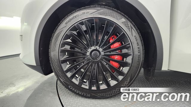 Tesla Model Y RWD - фото 4