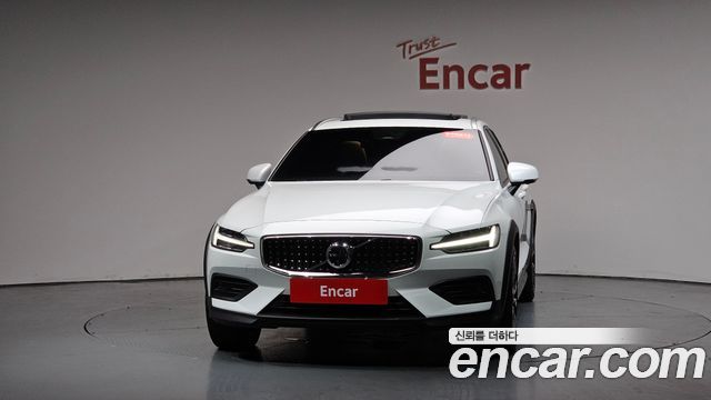 Volvo V60 Cross Country 2-го поколения B5 Ultra AWD - фото 1