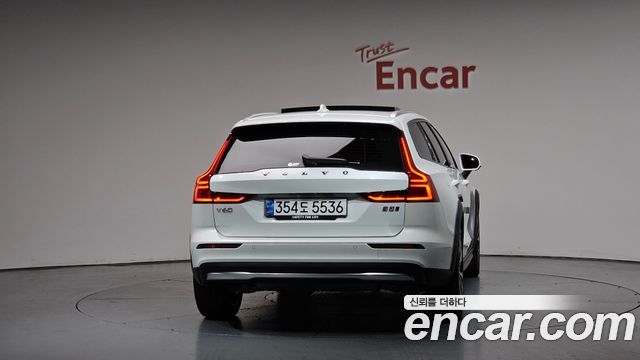 Volvo V60 Cross Country 2-го поколения B5 Ultra AWD - фото 2