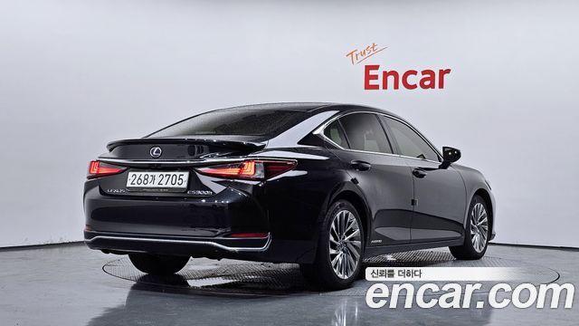 Lexus ES 300h 7-го поколения Executive - фото 1