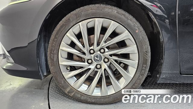 Lexus ES 300h 7-го поколения Executive - фото 4