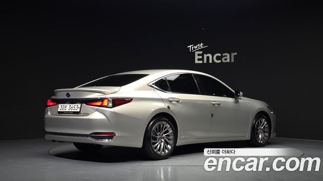 Lexus ES 300h 7-го поколения Luxury - фото 1
