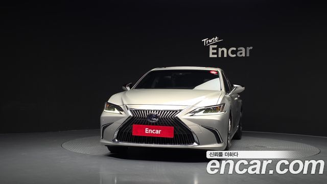 Lexus ES 300h 7-го поколения Luxury - фото 2