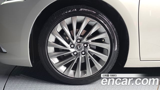 Lexus ES 300h 7-го поколения Luxury - фото 4