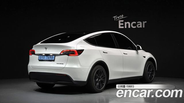 Tesla Model Y Standard Range RWD - фото 1