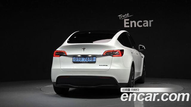Tesla Model Y Standard Range RWD - фото 3