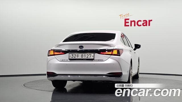 Lexus ES 300h 7-го поколения Executive - фото 2