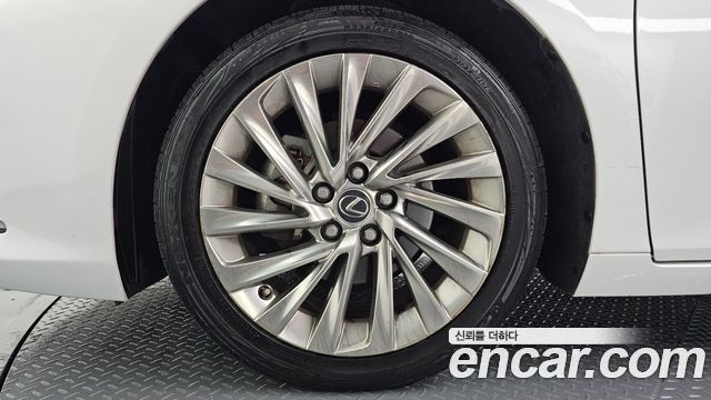 Lexus ES 300h 7-го поколения Executive - фото 3