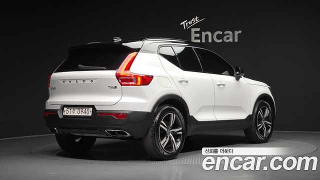 Volvo XC40 T4 R-Design - фото 1