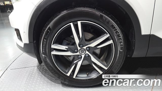Volvo XC40 T4 R-Design - фото 4