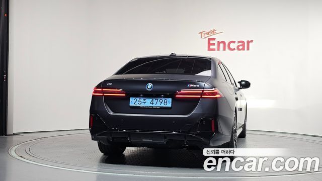 BMW i5 G60 M60 xDrive - фото 3