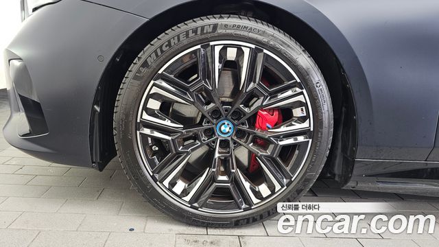 BMW i5 G60 M60 xDrive - фото 4