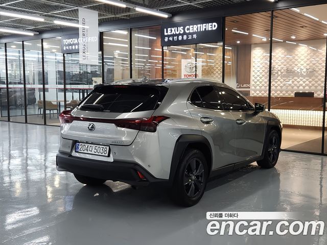 Lexus UX 300h 2.0 2WD - фото 1
