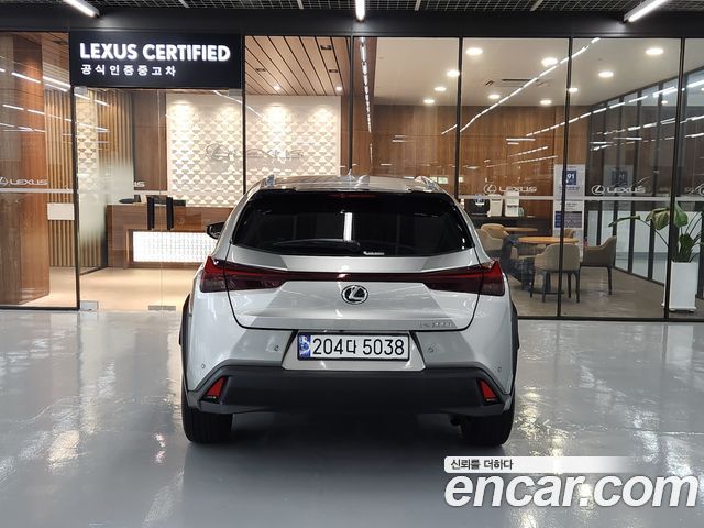 Lexus UX 300h 2.0 2WD - фото 2