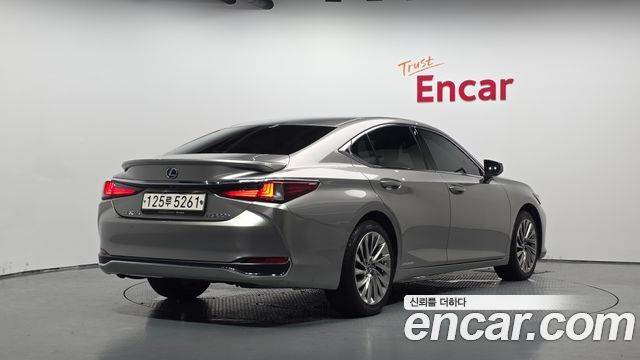 Lexus ES 300h 7-го поколения Executive - фото 1