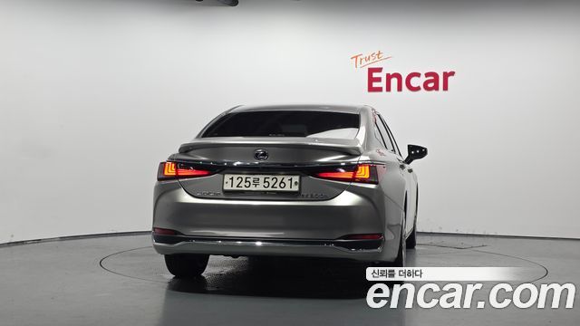 Lexus ES 300h 7-го поколения Executive - фото 3