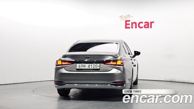 Lexus ES 300h 7-го поколения Luxury - фото 2