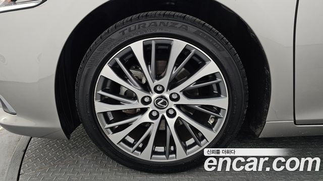 Lexus ES 300h 7-го поколения Luxury - фото 3