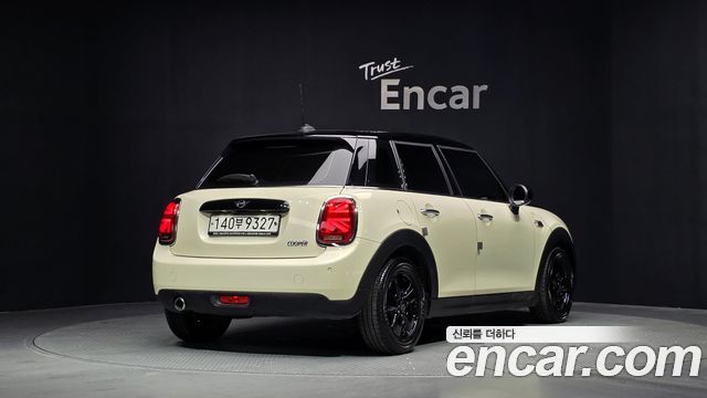 Mini Cooper 5Door Standard 3rd - фото 1