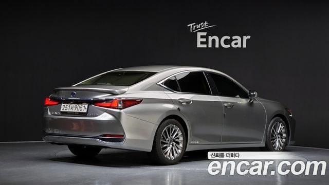 Lexus ES 300h 7-го поколения Luxury Plus - фото 1