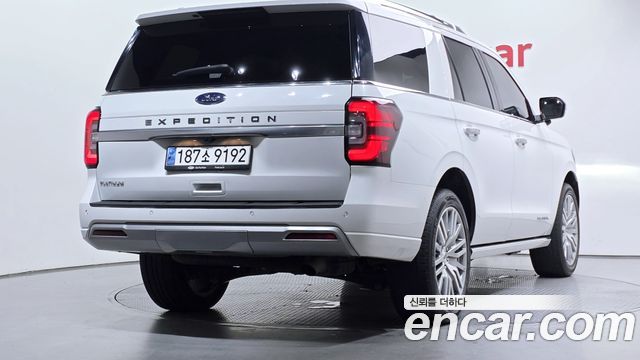 Ford Expedition Platinum 4WD 7Seater - фото 1