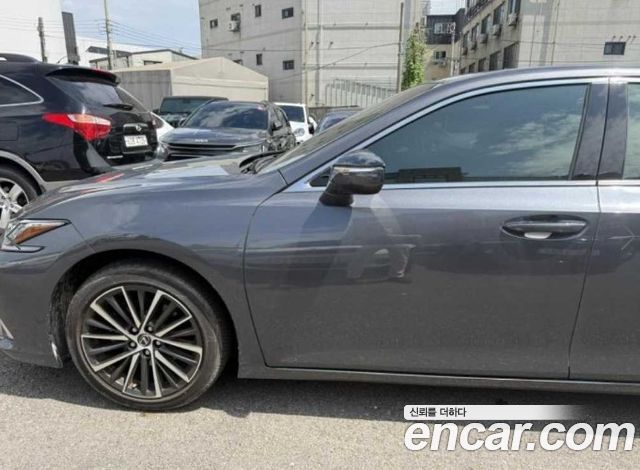 Lexus ES 300h 7-го поколения Luxury - фото 2