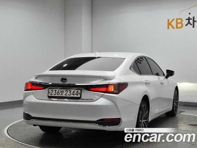 Lexus ES 300h 7-го поколения Luxury - фото 2