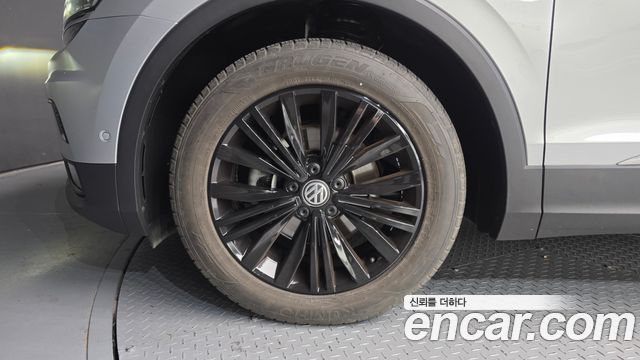 Volkswagen Tiguan 2-го поколения 2.0 TDI Prestige - фото 4