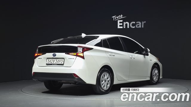 Toyota Prius 4-го поколения 1.8 - фото 1