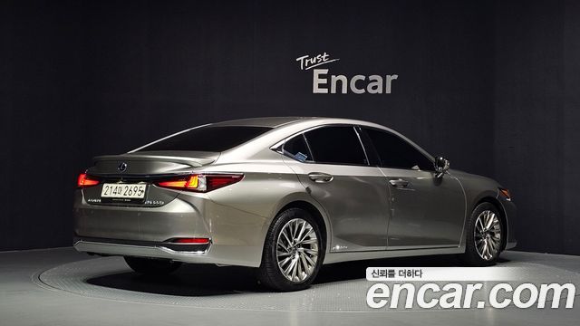 Lexus ES 300h 7-го поколения Executive - фото 1