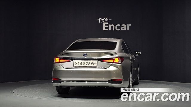 Lexus ES 300h 7-го поколения Executive - фото 3
