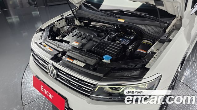 Volkswagen Tiguan 2-го поколения 2.0 TDI Prestige - фото 4