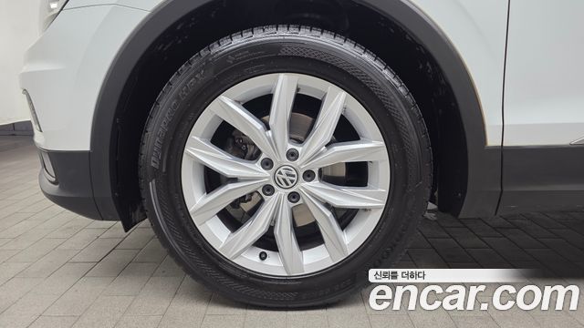 Volkswagen Tiguan 2-го поколения 2.0 TDI Premium - фото 4