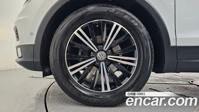 Volkswagen Tiguan 2-го поколения 2.0 TDI Prestige - фото 4
