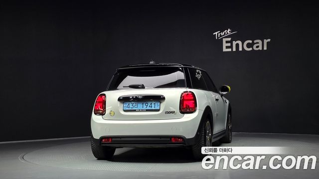Mini Cooper Electric SE Electric 3rd - фото 3
