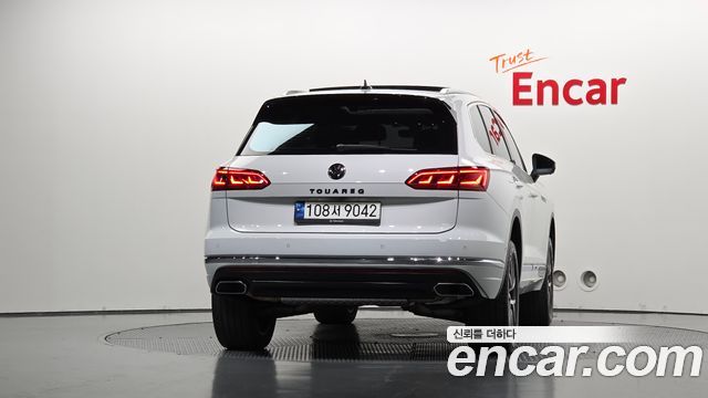Volkswagen Touareg 3-го поколения 3.0 TDI Prestige - фото 3