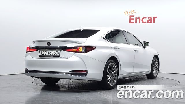 Lexus ES 300h 7-го поколения Luxury Plus - фото 1