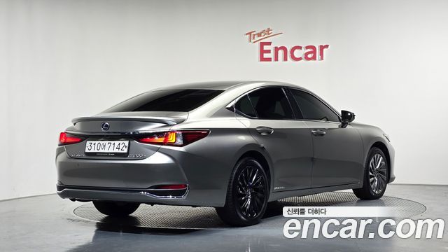 Lexus ES 300h 7-го поколения Luxury Plus - фото 1