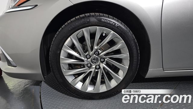 Lexus ES 300h 7-го поколения Luxury Plus - фото 4