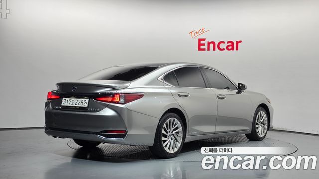 Lexus ES 300h 7-го поколения Executive - фото 1