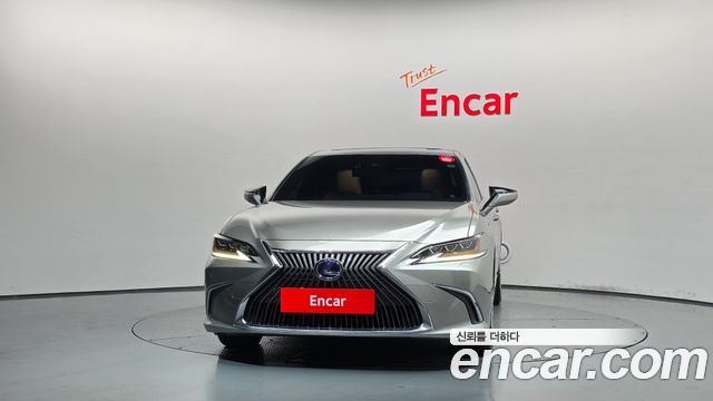 Lexus ES 300h 7-го поколения Executive - фото 2