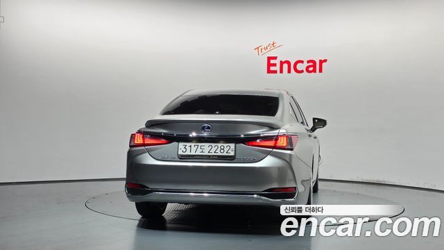 Lexus ES 300h 7-го поколения Executive - фото 3
