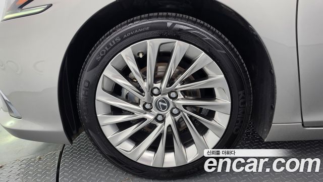 Lexus ES 300h 7-го поколения Executive - фото 4